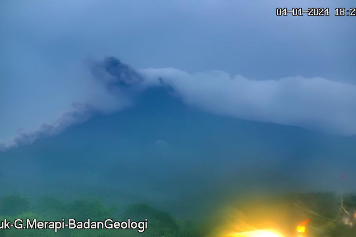 Merapi semburkan awan panas guguran sejauh 1,8 kilometer