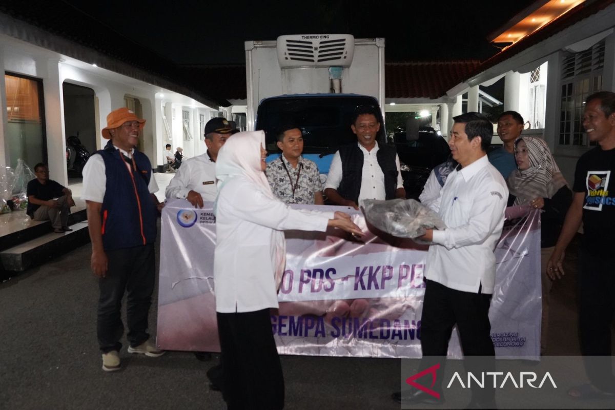 KKP berikan bantuan 1,6 ton ikan beku kepada korban gempa di Sumedang