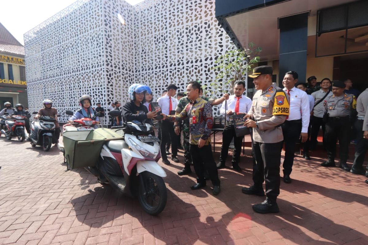 TNI-Polri bagikan jas hujan ke pengendara di Trenggalek Jatim