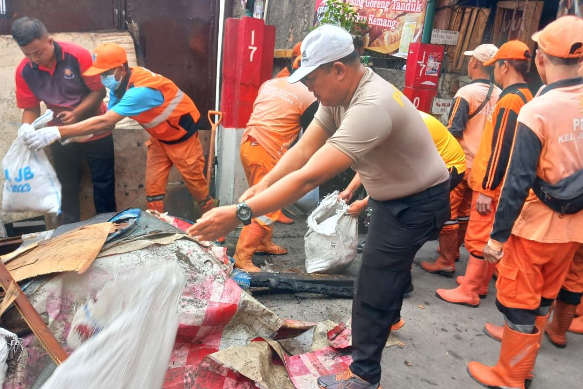 Petugas gabungan bersihkan lokasi bekas kebakaran di Jelambar