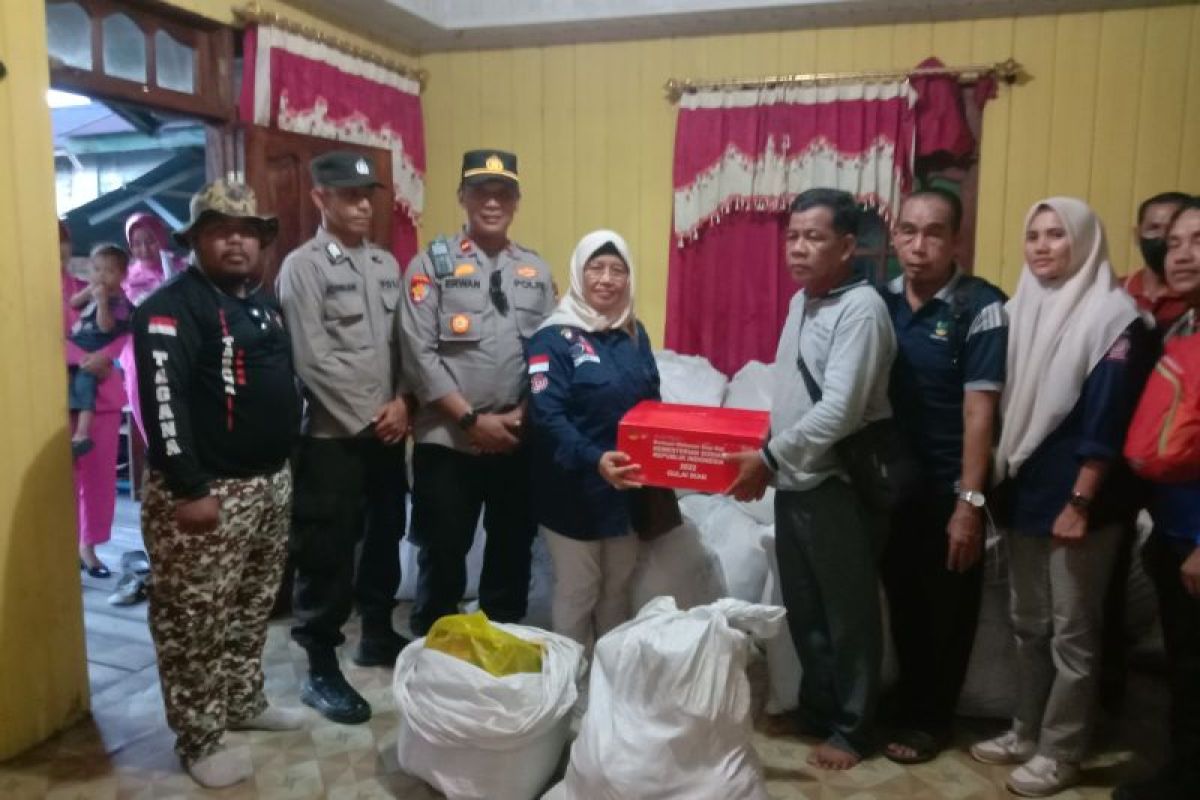 Korban angin puting beliung di Kabupaten Paser terima bantuan