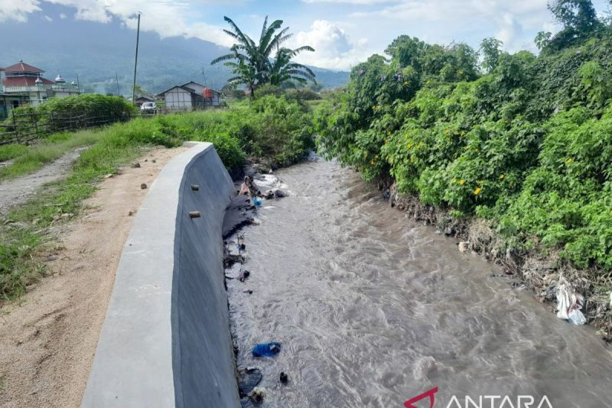 Sungai berhulu ke Gunung Marapi berubah warna karena erupsi