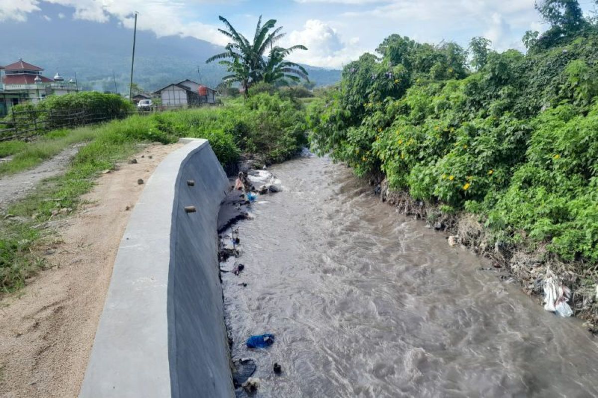 Sungai-sungai yang berhulu ke Gunung Marapi berubah warna