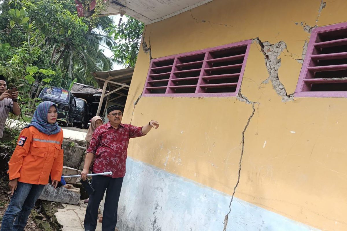 Delapan rumah dan sekolah rusak akibat gempa Bayah
