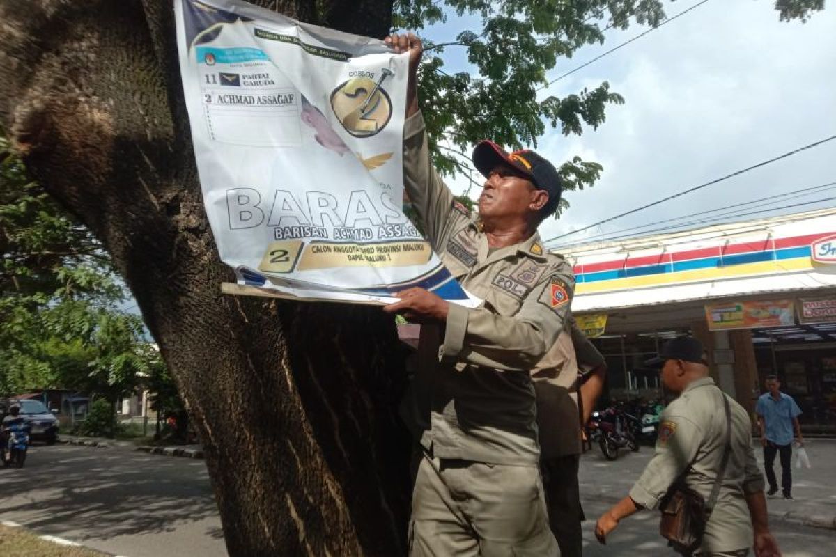 Akibat langgar aturan, Bawaslu-Satpol PP Ambon tertibkan apk pada lima kecamatan