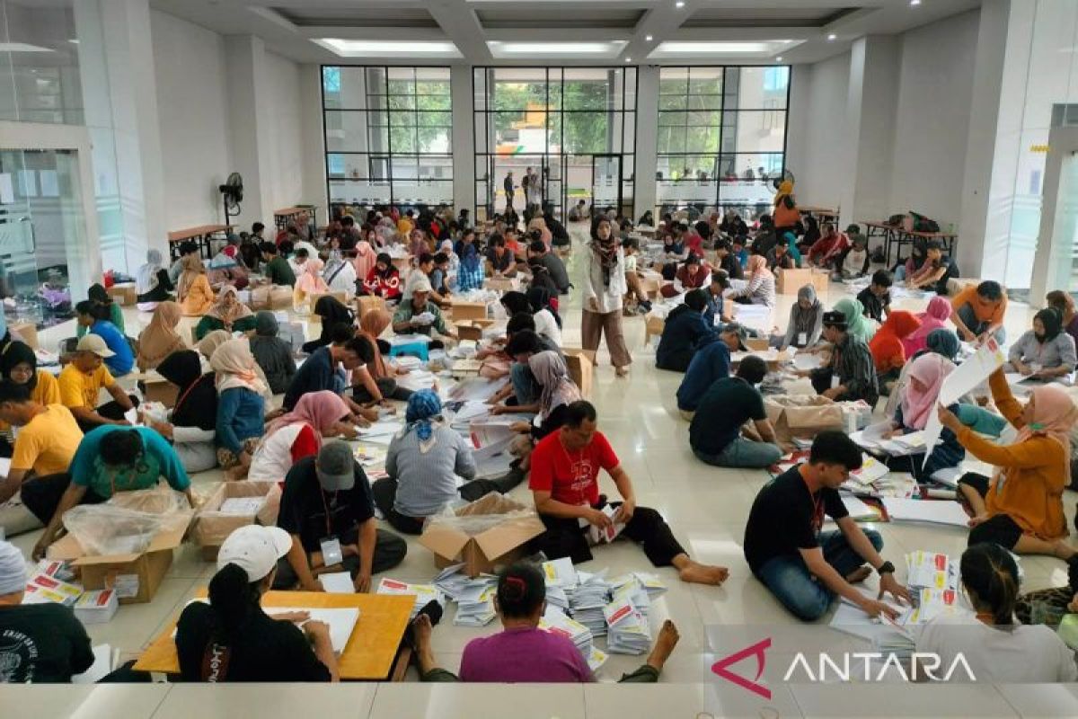 KPU Jakbar temukan ratusan surat suara rusak selama dua hari sortir