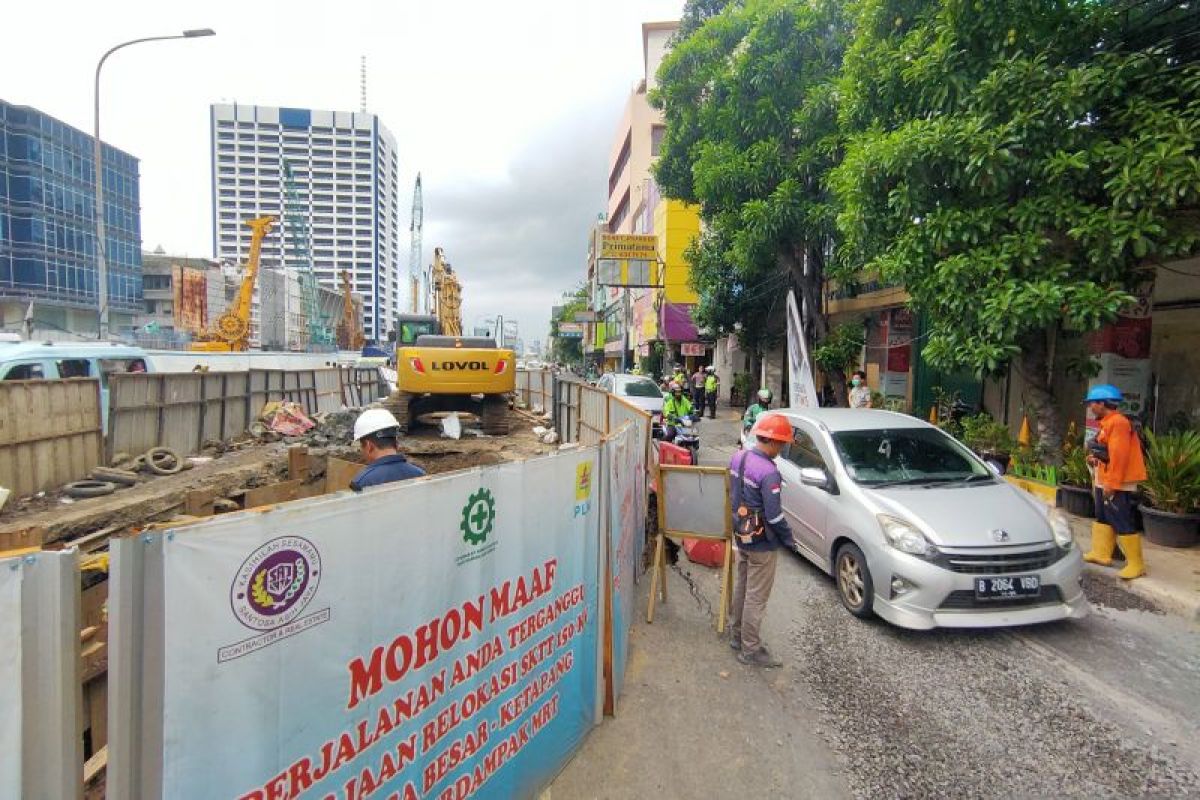 Jalan ambles di Olimo karena pengerjaan pemindahan kabel utilitas