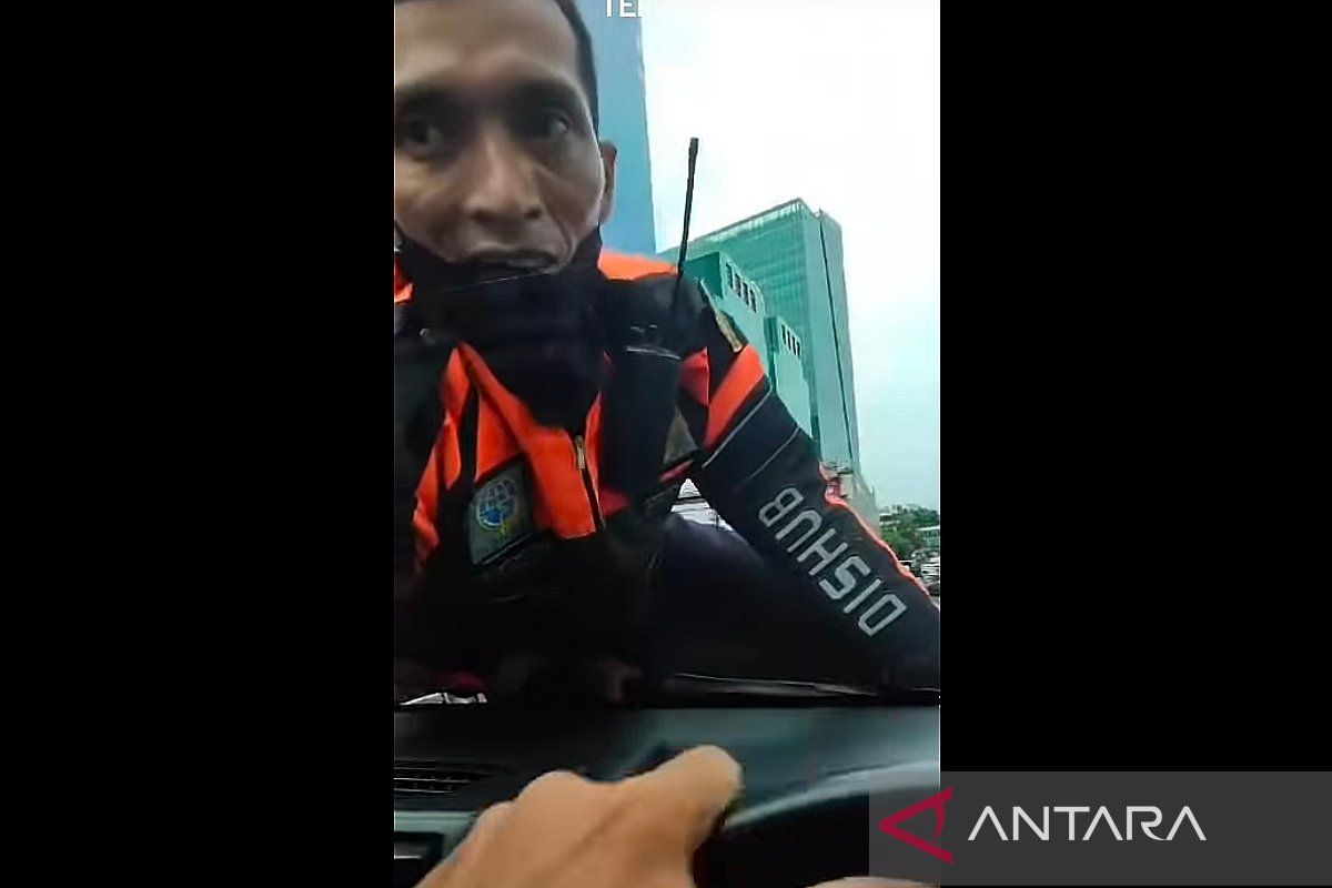 Viral, petugas Dishub Jakarta terbawa di kap mobil