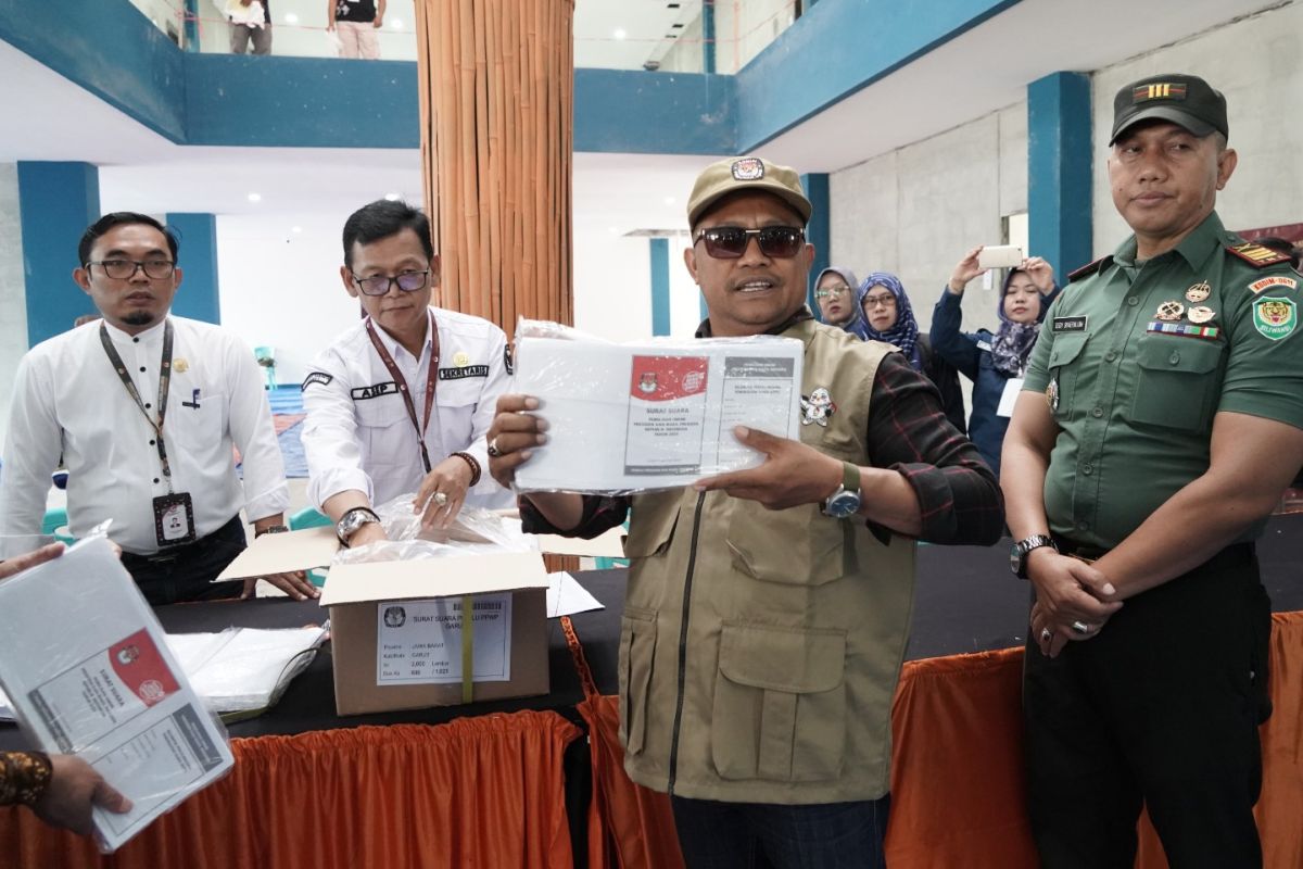 KPU Garut libatkan 2.007 orang untuk sortir lipat surat suara pemilu