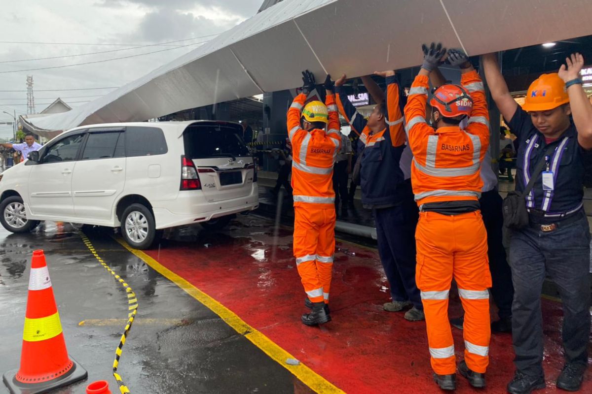 Lima mobil tertimpa kanopi di Stasiun Yogyakarta saat hujan angin