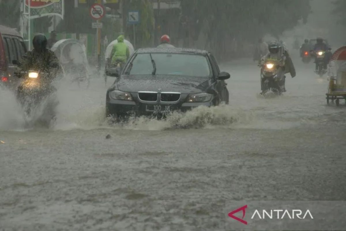 Hujan lebat disertai petir diprakirakan landa sejumlah kota besar di Indonesia pada Jumat