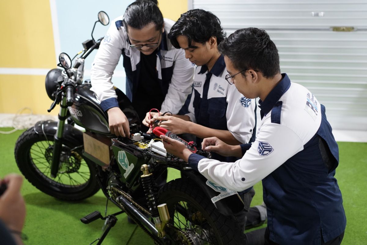 UGM students develop electric motorbike with more local components