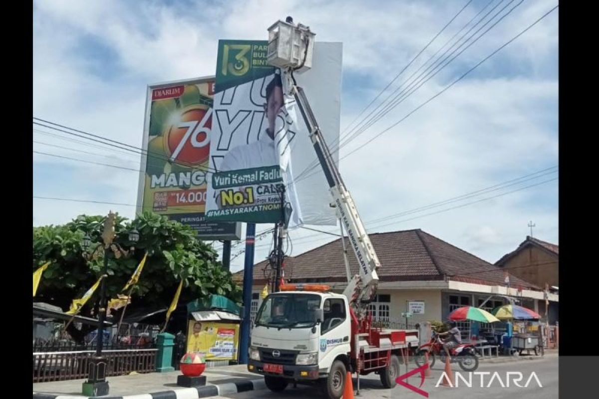 Bawaslu Bangka Selatan tertibkan APK langgar aturan