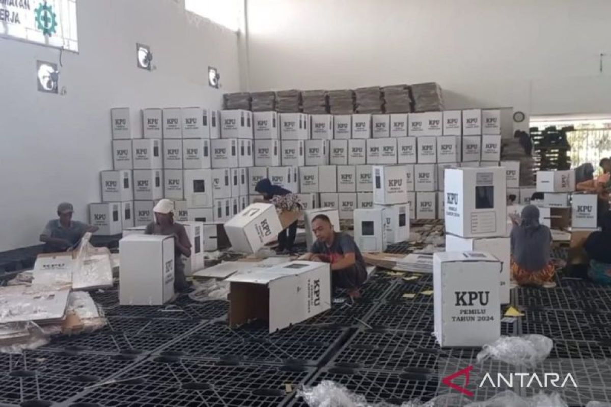 KPU Kabupaten Madiun rakit  ribuan kotak suara Pemilu 2024