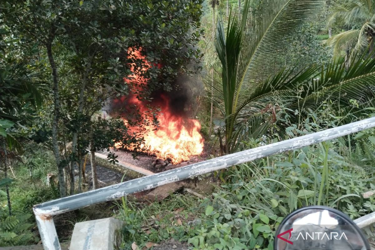 Polres Lombok Timur mengamankan lokasi puluhan pipa proyek SPAM terbakar