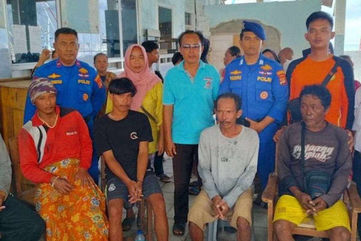 Tim SAR gabungan berhasil menyelamatkan 6 ABK kapal tenggelam di Lampung Selatan