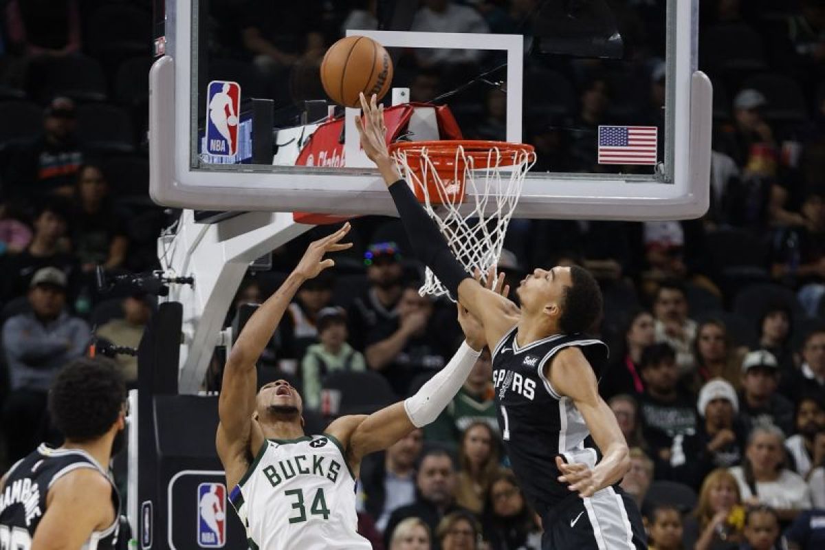 Giannis dan Wemby sama-sama bersinar, Bucks menang 125-121 dari Spurs