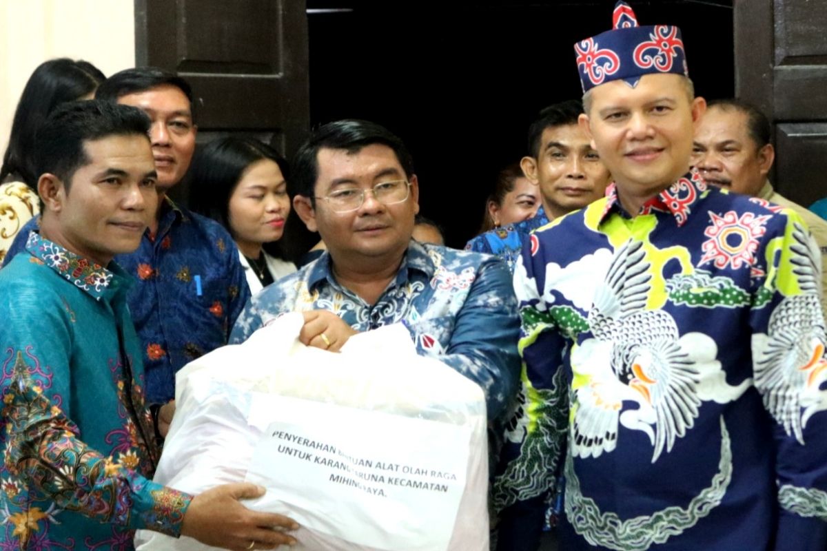 Pemkab Gumas salurkan bantuan alat olahraga kepada sejumlah Karang Taruna