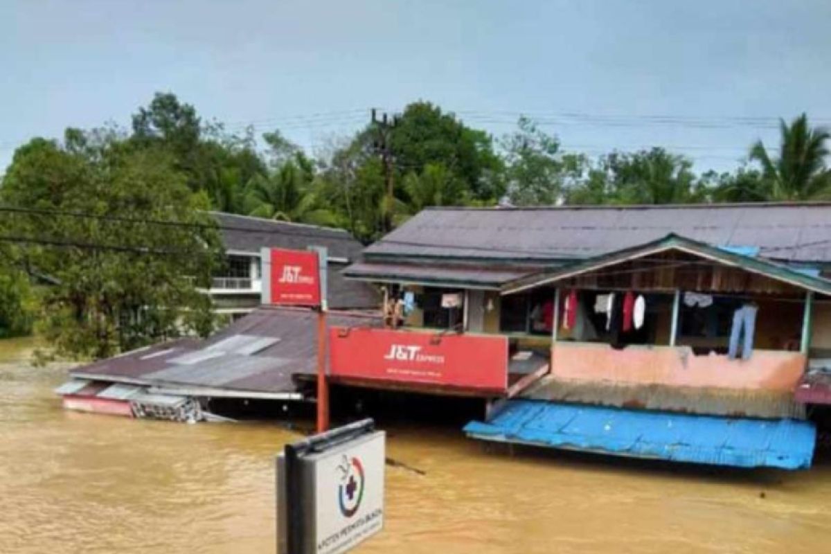 Banjir di Tepuai Kalbar merendam rumah warga dan ruas jalan nasional