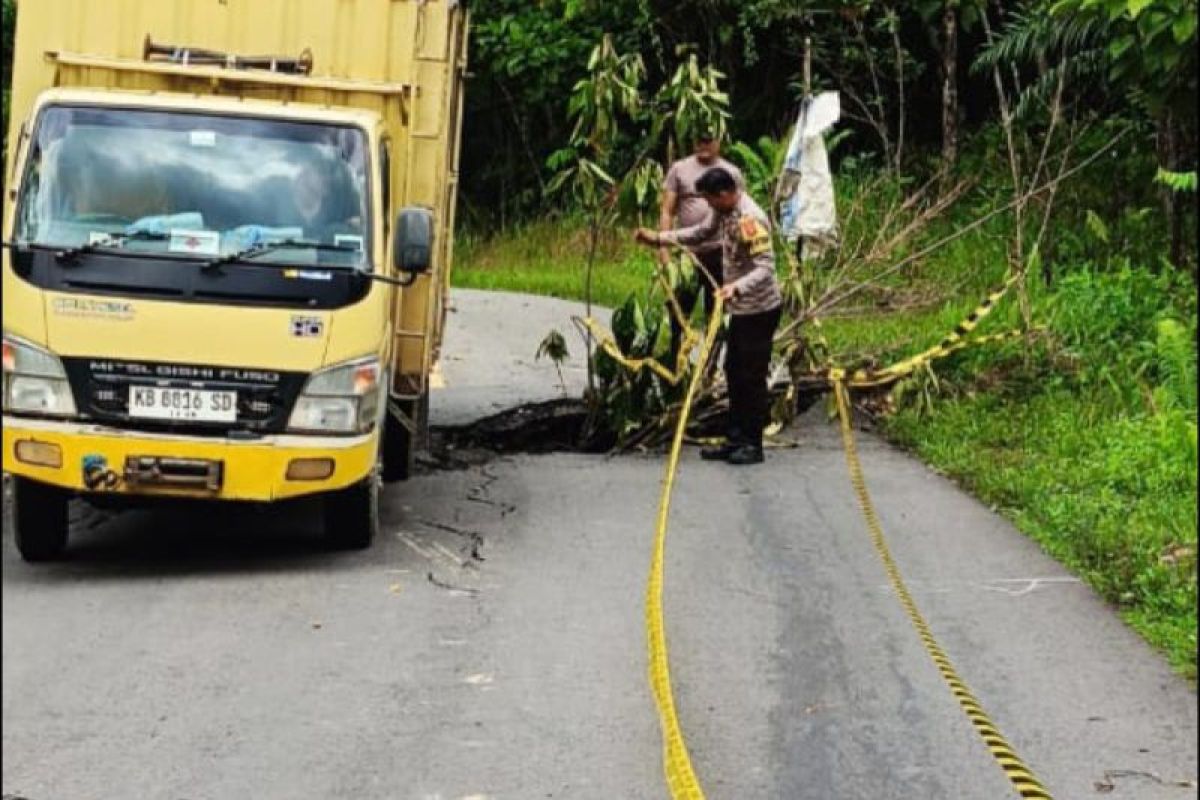 Pergeseran tanah ruas jalan nasional di Parang, Kapuas Hulu retak