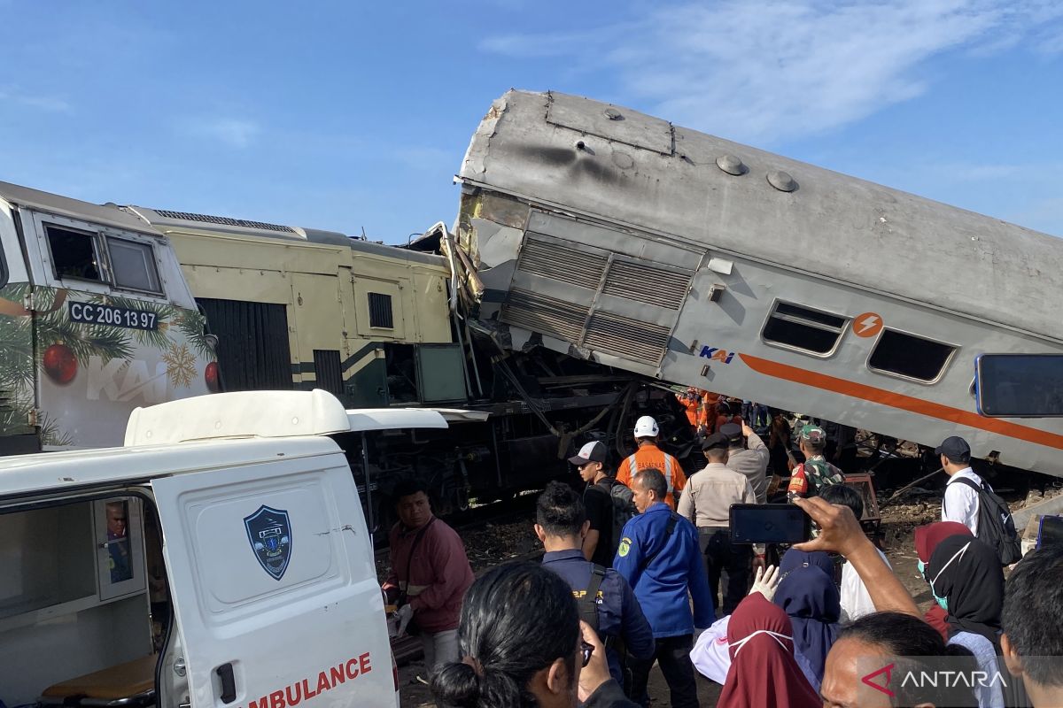 Steward dies in train collision in West Java's Bandung