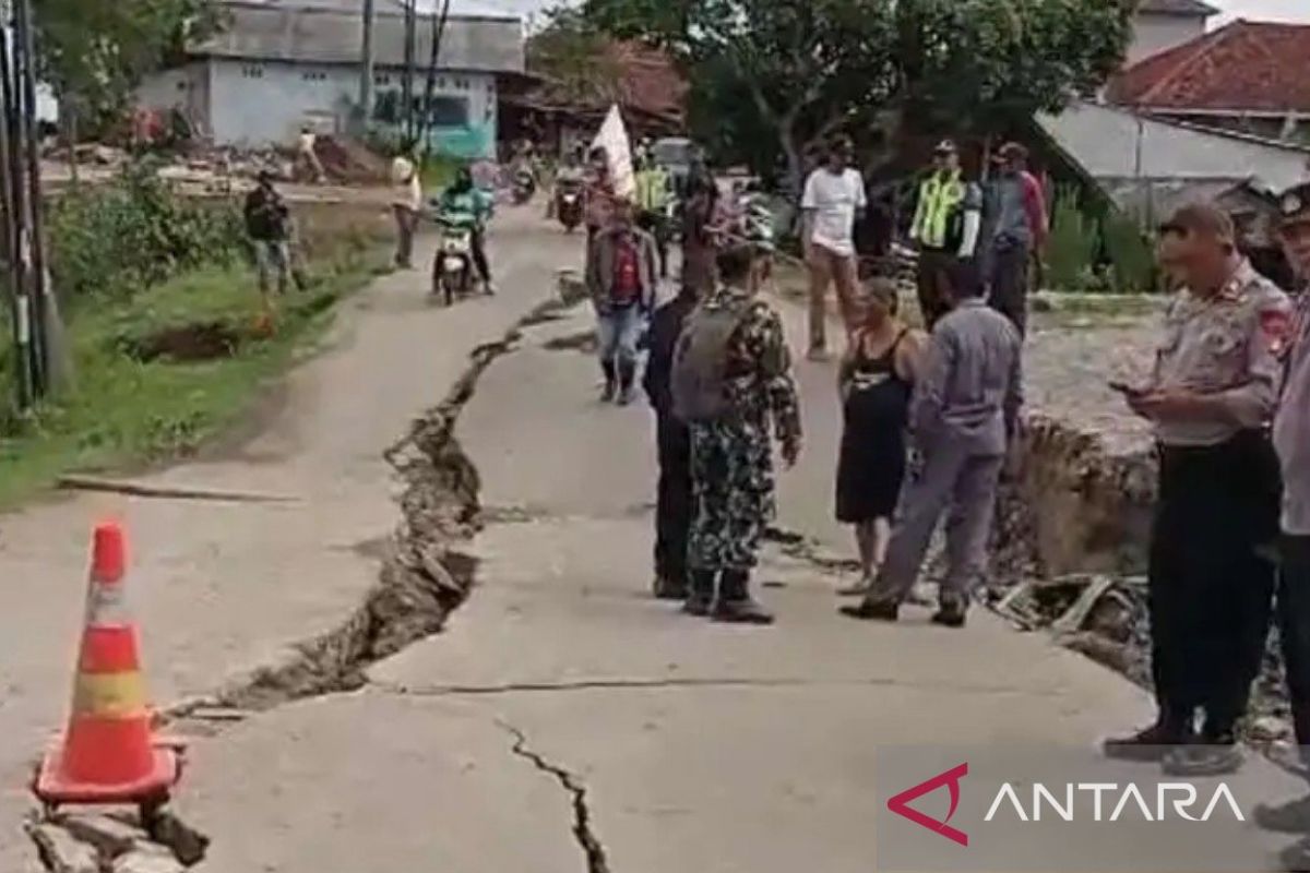 Ruas Jalan Bojongmangu Bekasi ambles akibat curah hujan tinggi