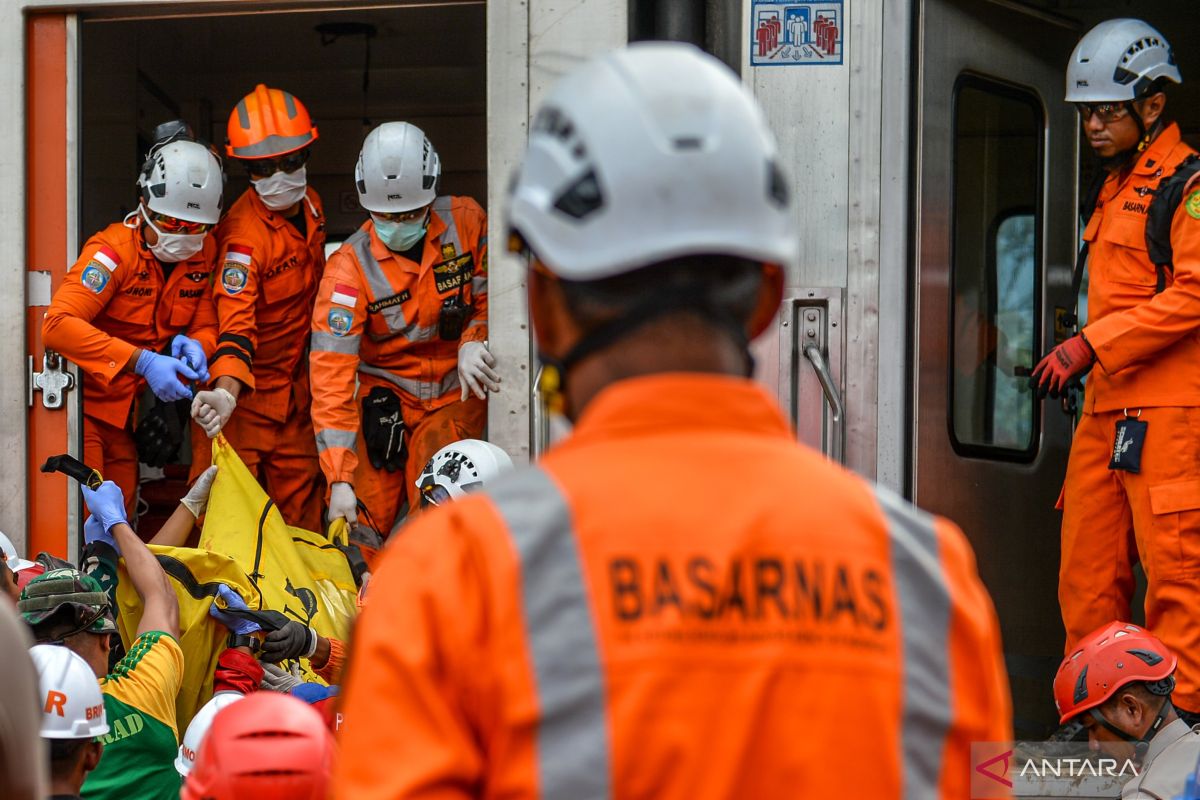 Butuh 12 jam evakuasi korban terakhir kecelakaan kereta di Bandung