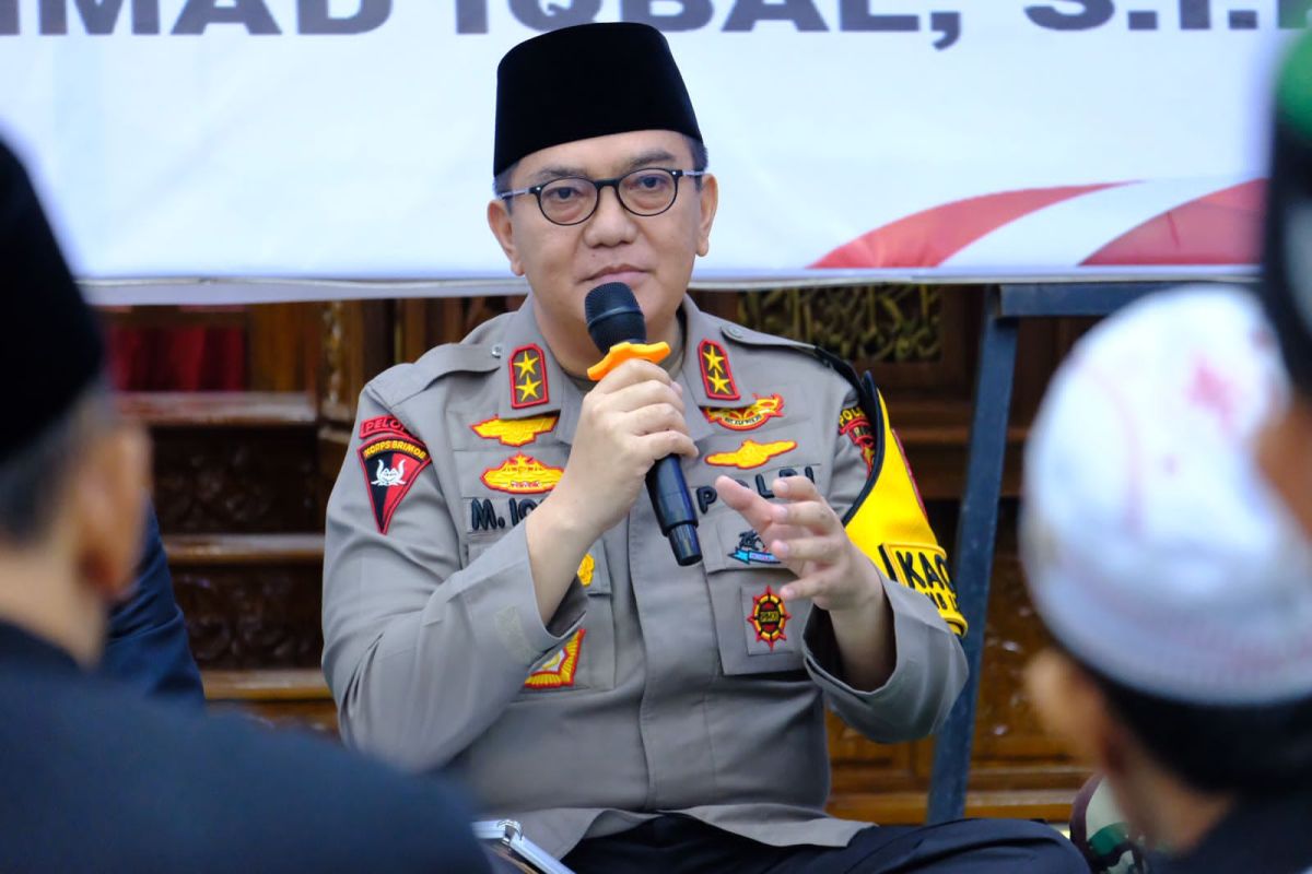 Kapolda Riau dengar curhat masyarakat Pelalawan terkait banjir dan jam kerja polisi