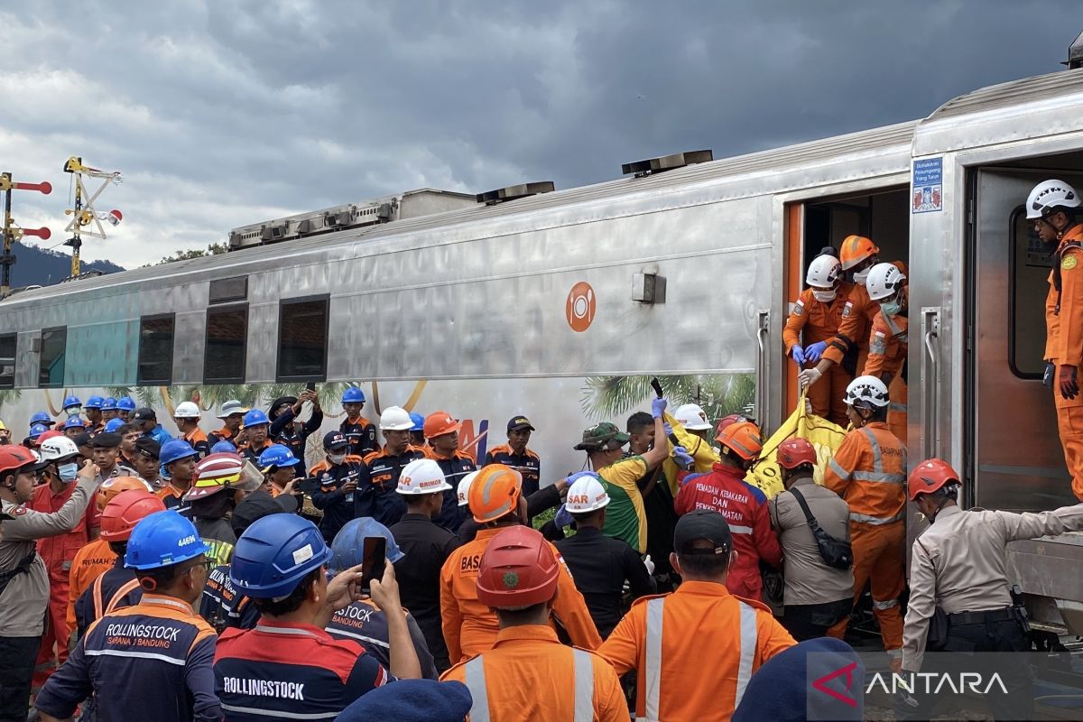Dua korban tertimpa kereta api di Bandung berhasil dievakuasi