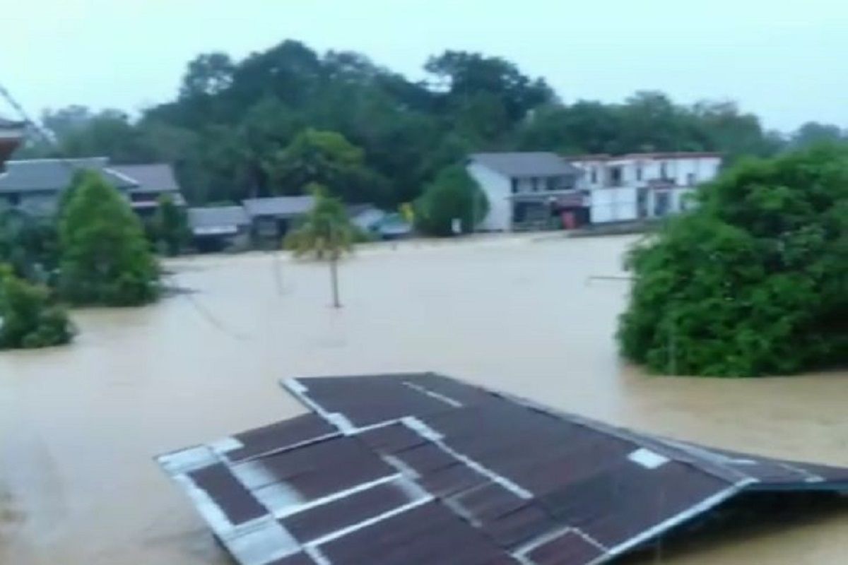 Bencana banjir di Tepuai Kalbar merendam rumah warga dan ruas akses jalan nasional