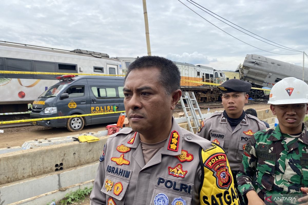 Empat orang meninggal dan 28 orang terluka  akibat kecelakaan kereta api di Bandung