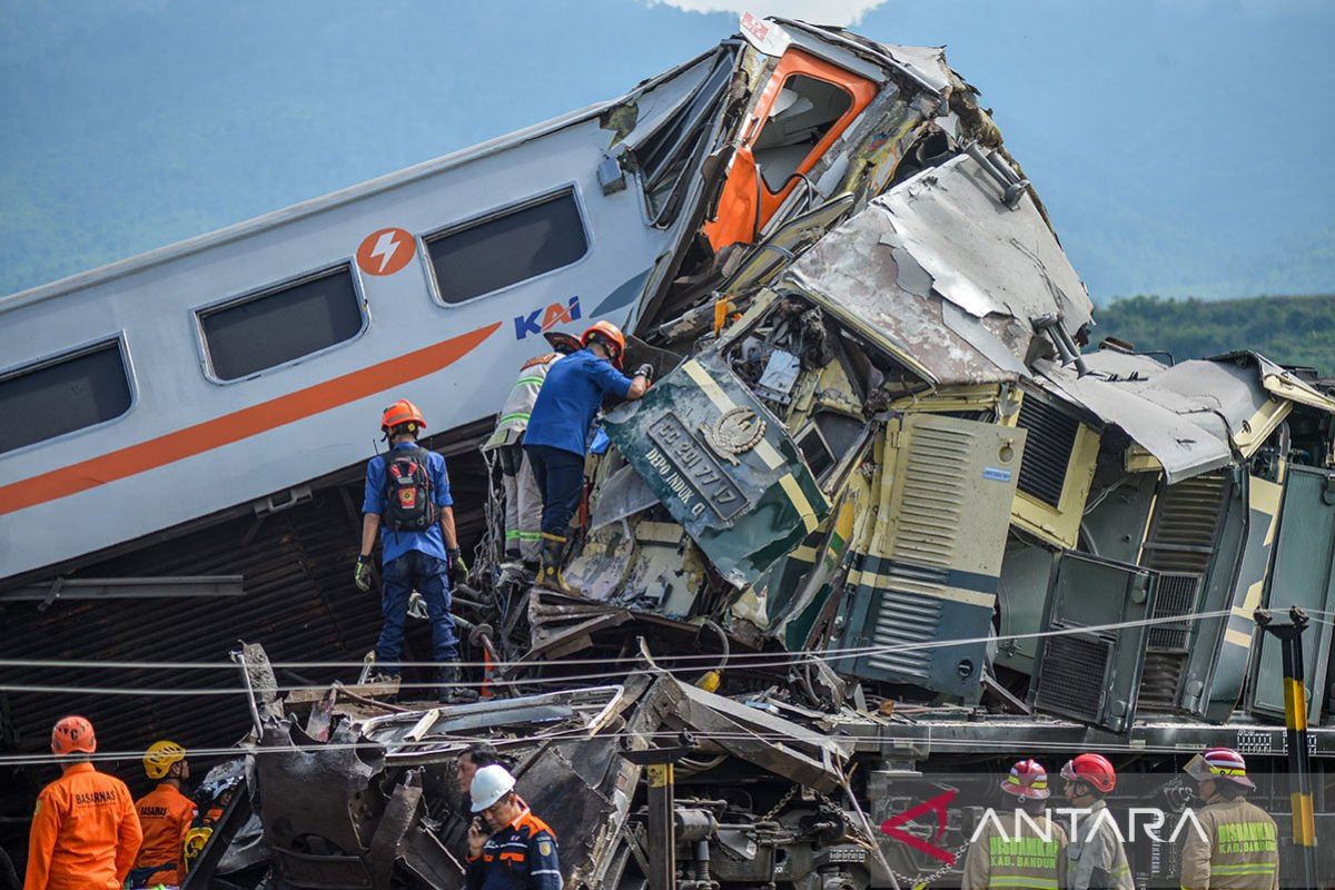 Basarnas evakuasi korban tabrakan KA di Bandung