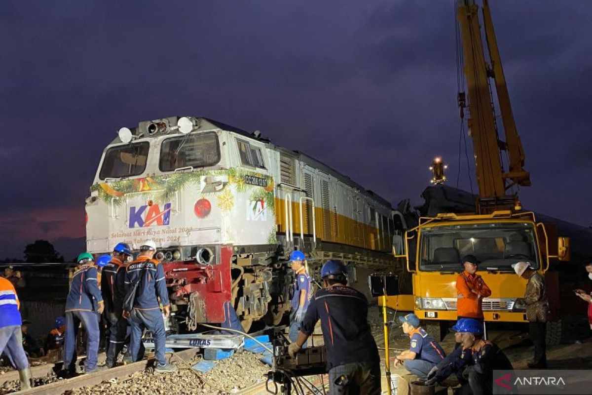 Warga melihat rangkaian kereta masih melaju sesaat setelah tabrakan