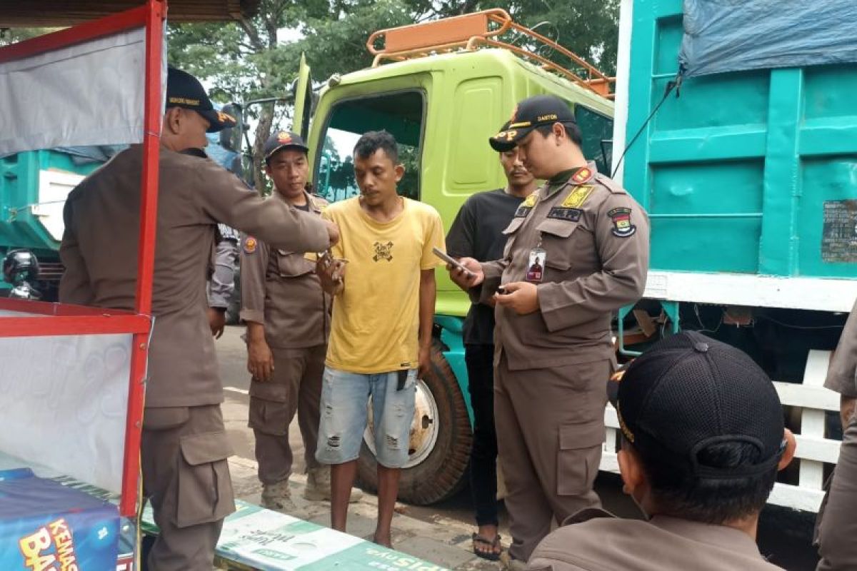 Satpol PP Tangerang tertibkan truk yang parkir di bahu jalan