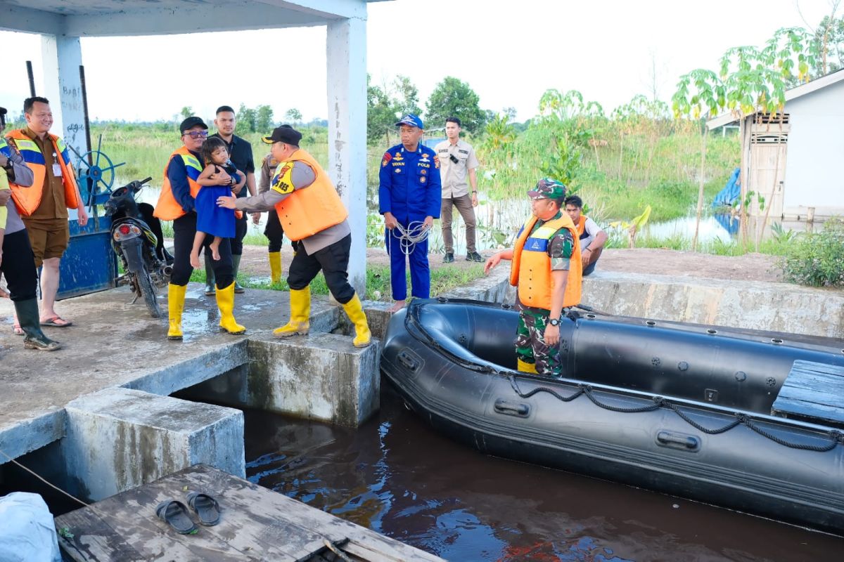 214 KK di Sungai Mandau Siak mengungsi akibat banjir