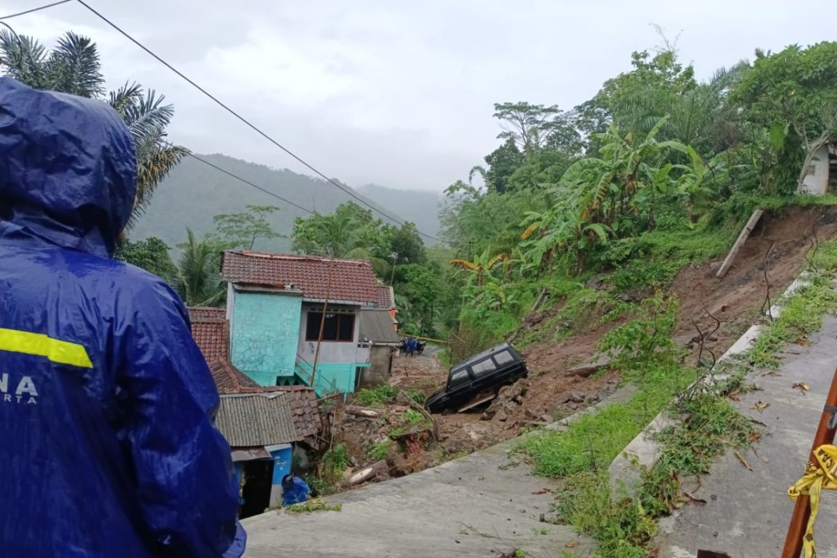 Tujuh KK di Kulon Progo mengungsi akibat rumahnya terancam longsor