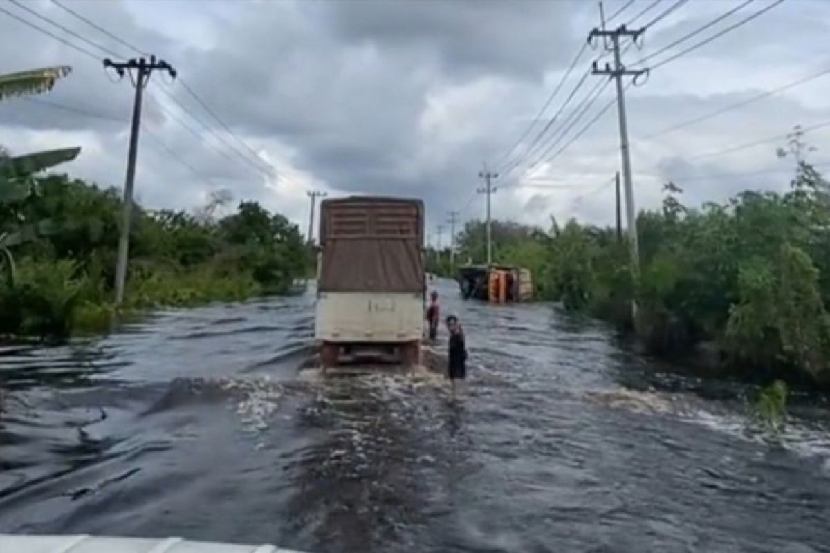 Sungai Kampar meluap, akses Jalan Lintas Timur Sumatera KM 83 ditutup