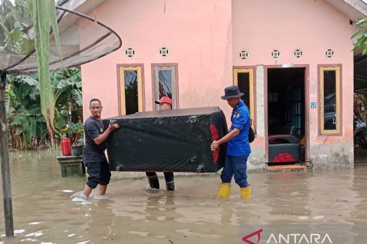 Personel BPBD Belitung bantu evakuasi korban banjir