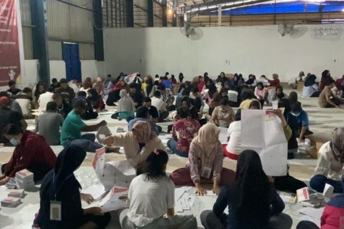 KPU Batam libatkan 411 orang untuk sortir dan lipat surat suara Pemilu 2024