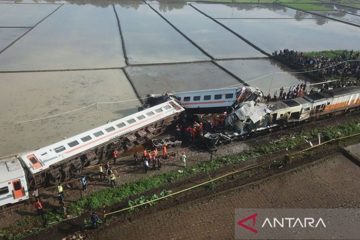 Ka Turangga Tabrakan Dengan Ka Lokal Di Cicalengka Antara News 