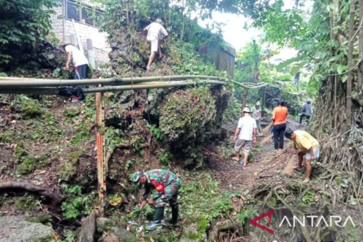 Kodim 1504/Pulau Ambon bersama warga melakukan aksi bersih lingkungan