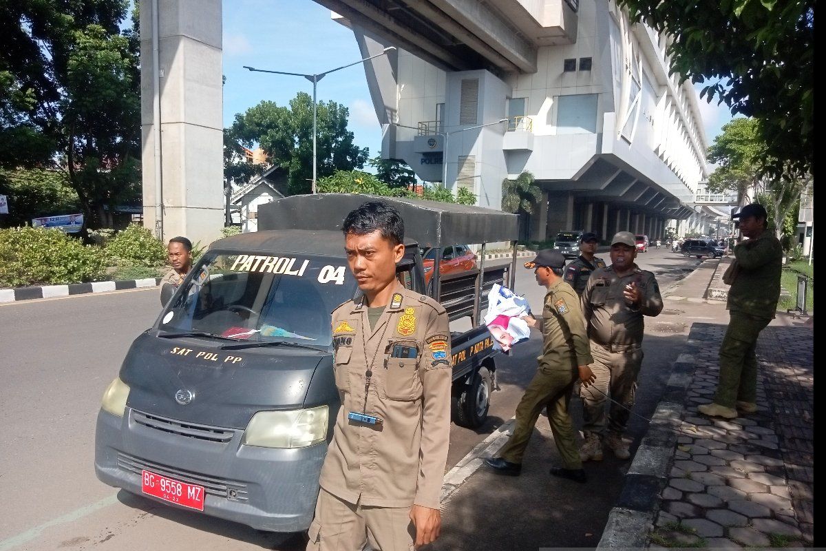 Satpol PP Palembang tertibkan seribu lebih alat peraga kampanye terpasang sembarangan