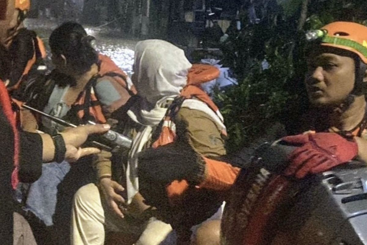 Petugas penyelamat Jakarta menggunakan perahu karet untuk mengevakuasi korban banjir