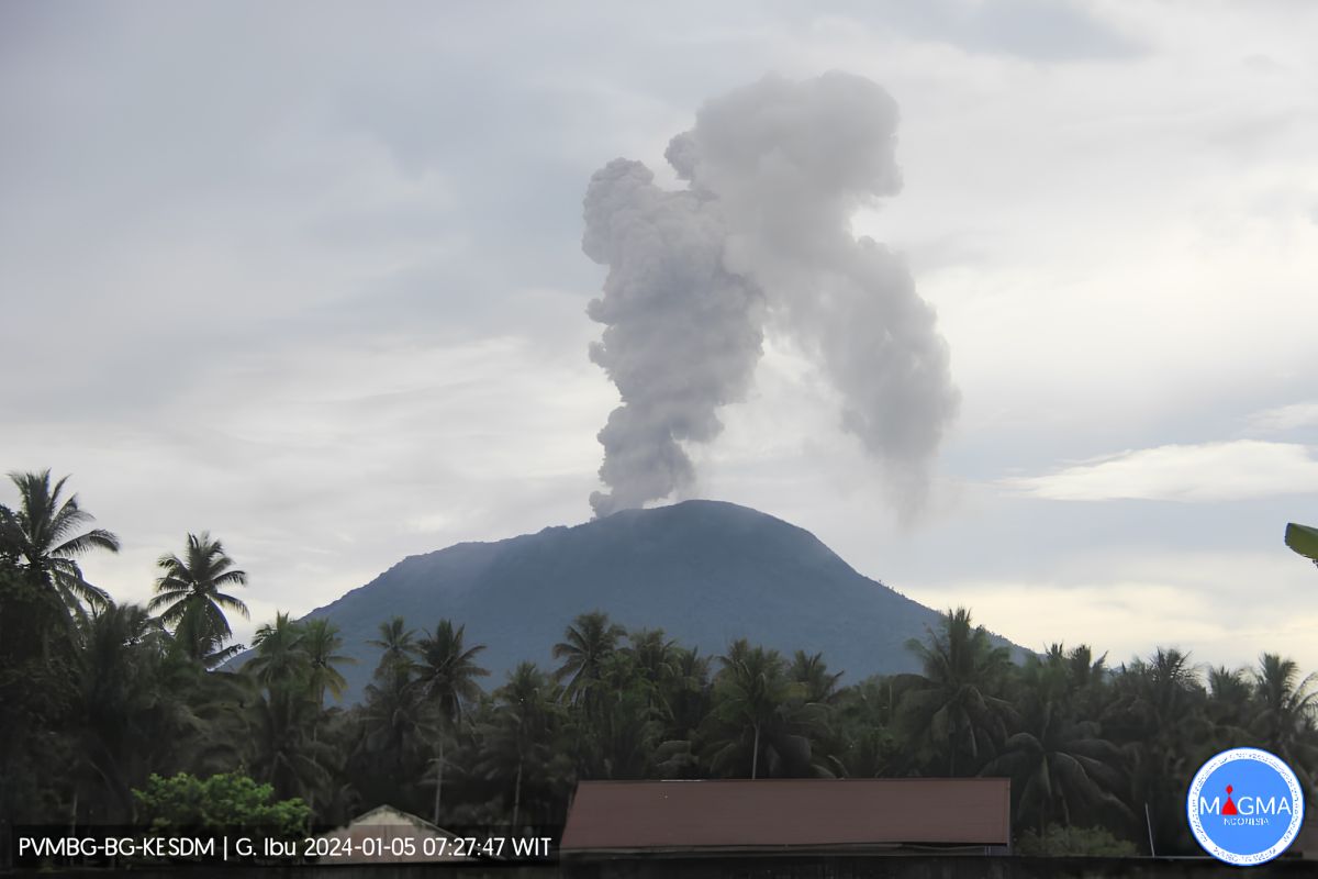 Gunung Ibu di Halmahera meletus