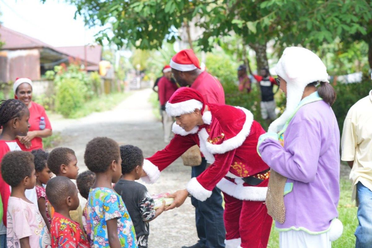 PTFI rayakan Natal dan Tahun Baru bersama anak-anak pesisir Mimika