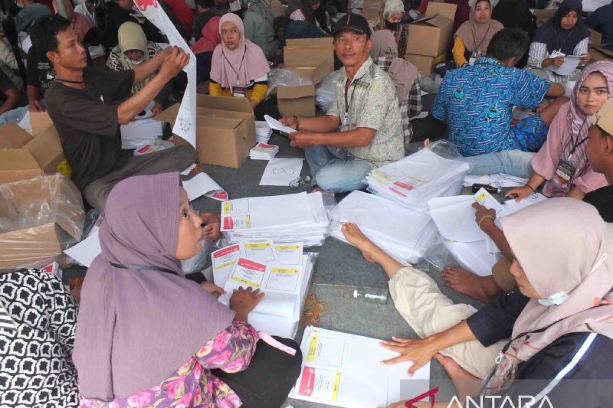 KPU Jember libatkan 675 pekerja lipat surat suara Pemilu 2024