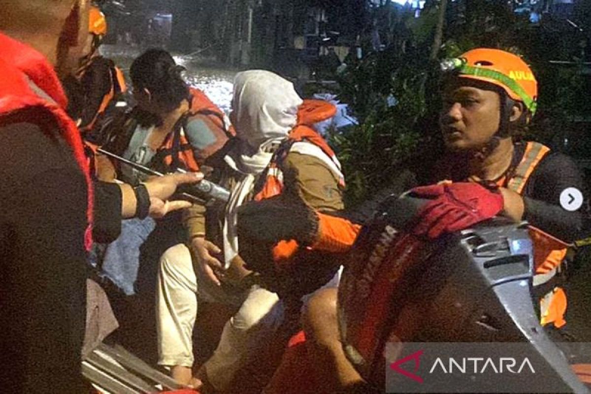 Tim SAR evakuasi korban banjir di Jakarta dengan perahu karet