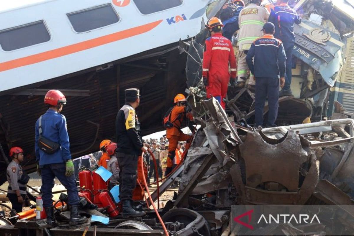 Basarnas evakuasi korban tabrakan KA di Bandung