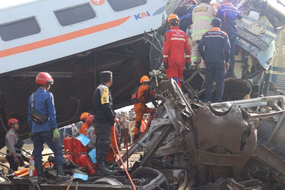 Basarnas evakuasi korban kecelakaan tabrakan dua kereta api di Kabupaten Bandung