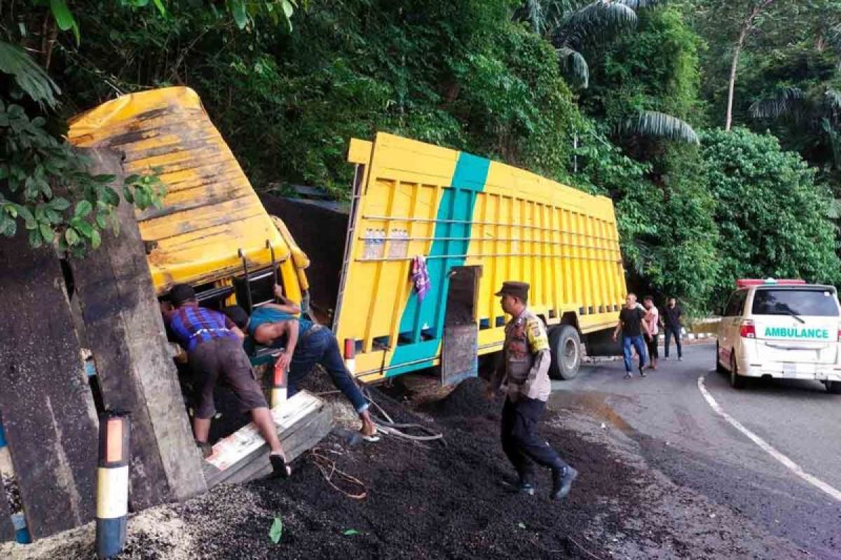 Sopir truk meninggal dunia usai tabrak tebing Gunung Paro Aceh Besar